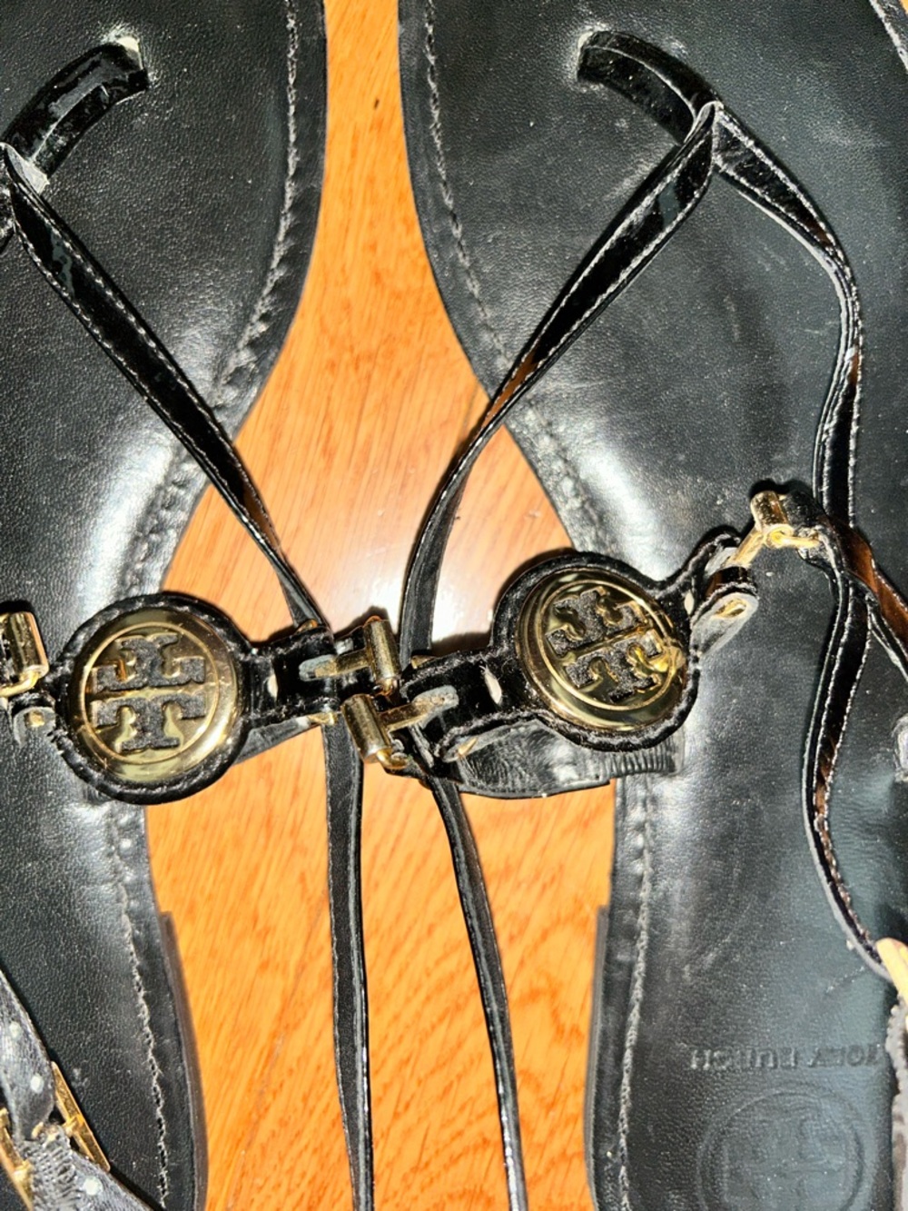 Tory Burch Black Patent Logo Thong Sandals with Gold Emblem - Picture 4 of 9
